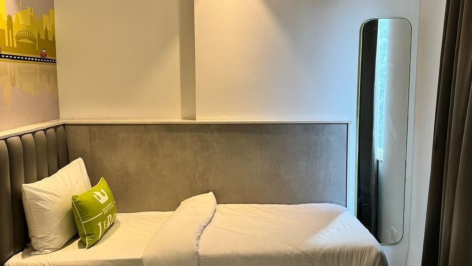 Picture featuring the interior view of Single Deluxe room - Hotel Le ROI Express, Karol Bagh
