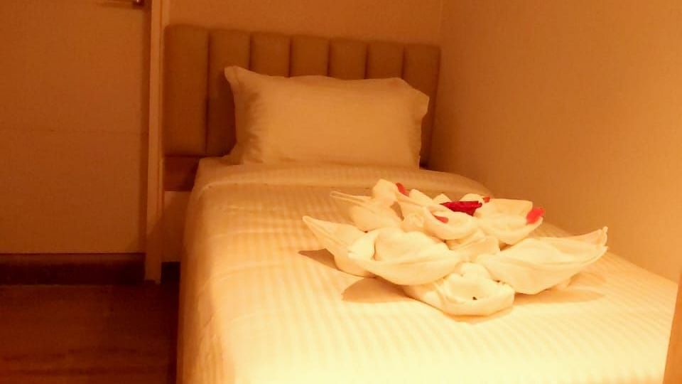 Image of a room with single bed at Hotel Raai, Hosur.