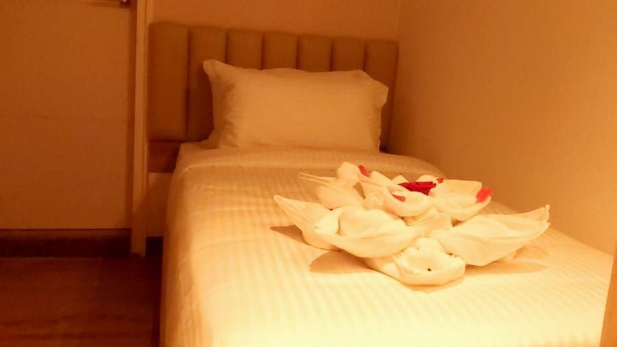 Image of a room with single bed at Hotel Raai, Hosur.