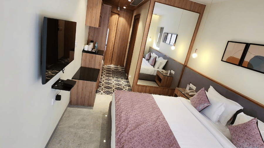 Well-furnished Super Deluxe Room with a comfortable bed, contemporary décor and practical amenities at Hotel Southgate Goa, Calangute, suited for a pleasant stay.