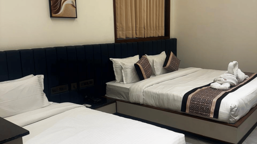 Family room with 2 separate beds and minimalist wall art - Lords Swastik Studio, Kodinar