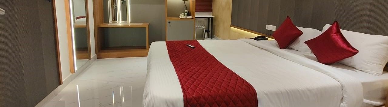 a view of the king sized bed of the room at hotel La Premier 