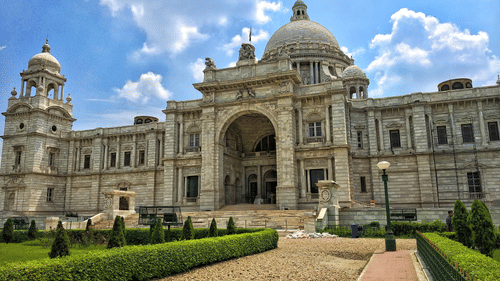 The pathway to the Victoria Memorial surrounded by lush well manicured lawns.