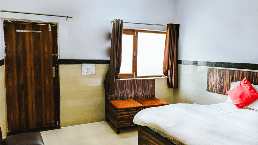 Room featuring double bed and mini sofa - Hotel Goverdhan, Agra