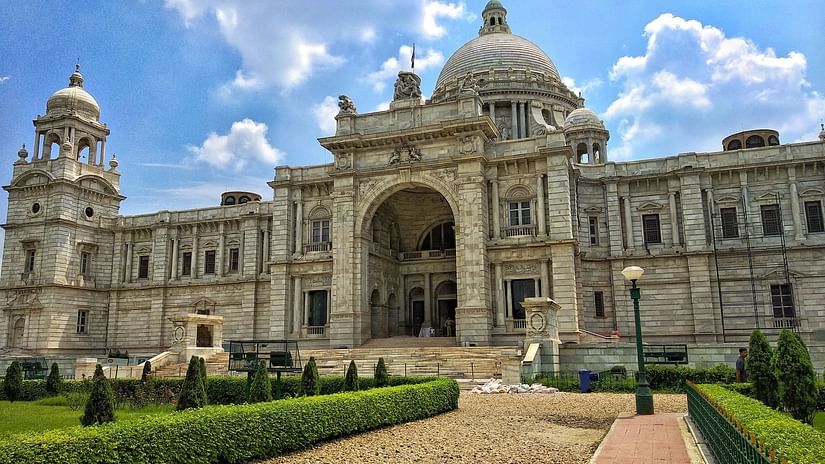 the white exterior of victoria memorial, a museum in Kolkata