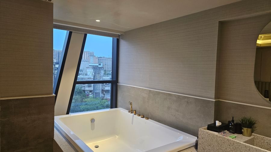 Grand Bathtub Hotel Room