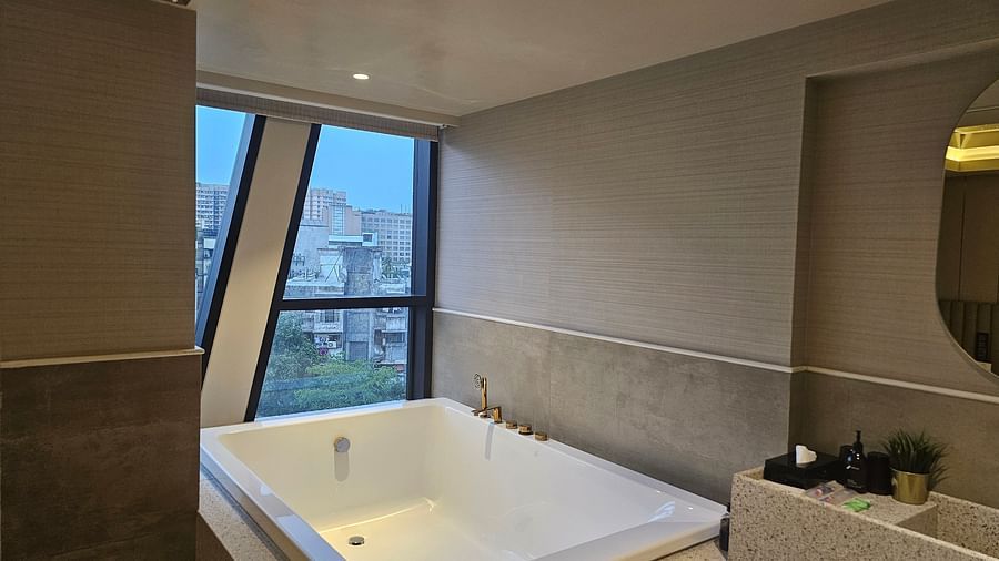 Grand Bathtub Hotel Room