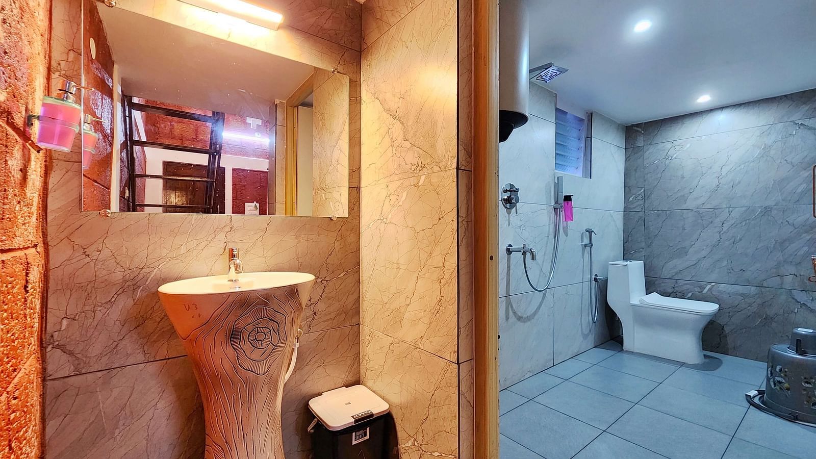 A modern bathroom with in the Stoneage retreat - Evergreen County