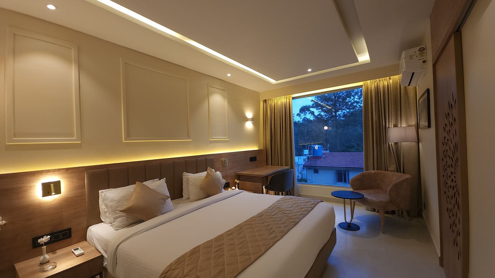 Arabica Presidential Suite with a double bed and side tables