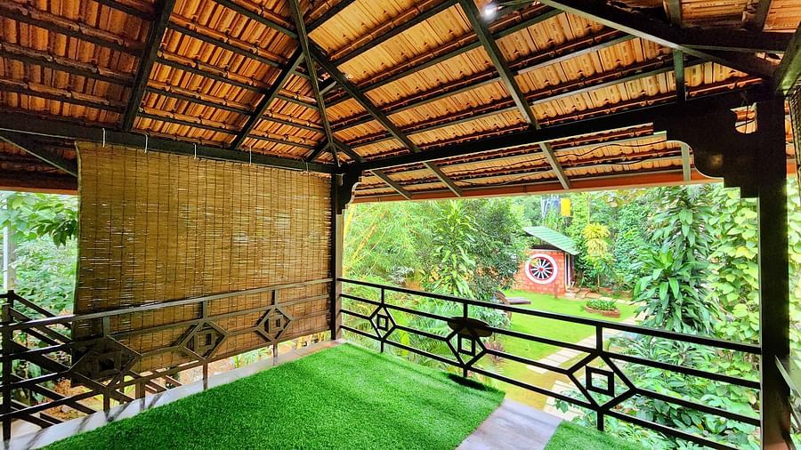 A balcony in the Group Wooden Cottage overlooking the lush greenery - Evergreen County