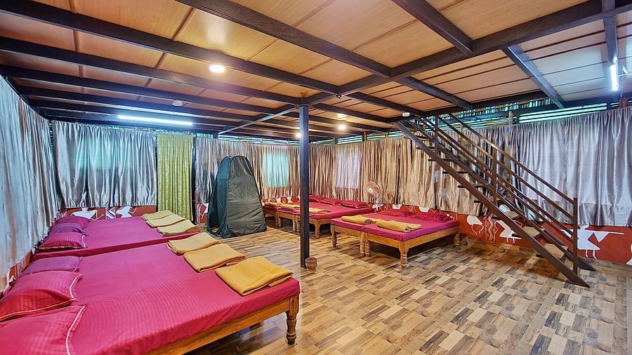 The ground floor of Group Wooden Cottage with comfortable beds and a high ceiling - Evergreen County