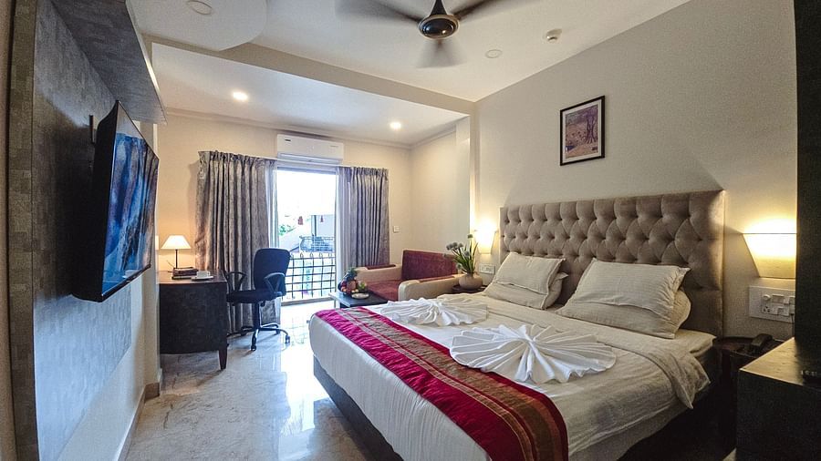 A modern bedroom with a TV, bed, and ambient lighting – The Verda de Miranda Resort.