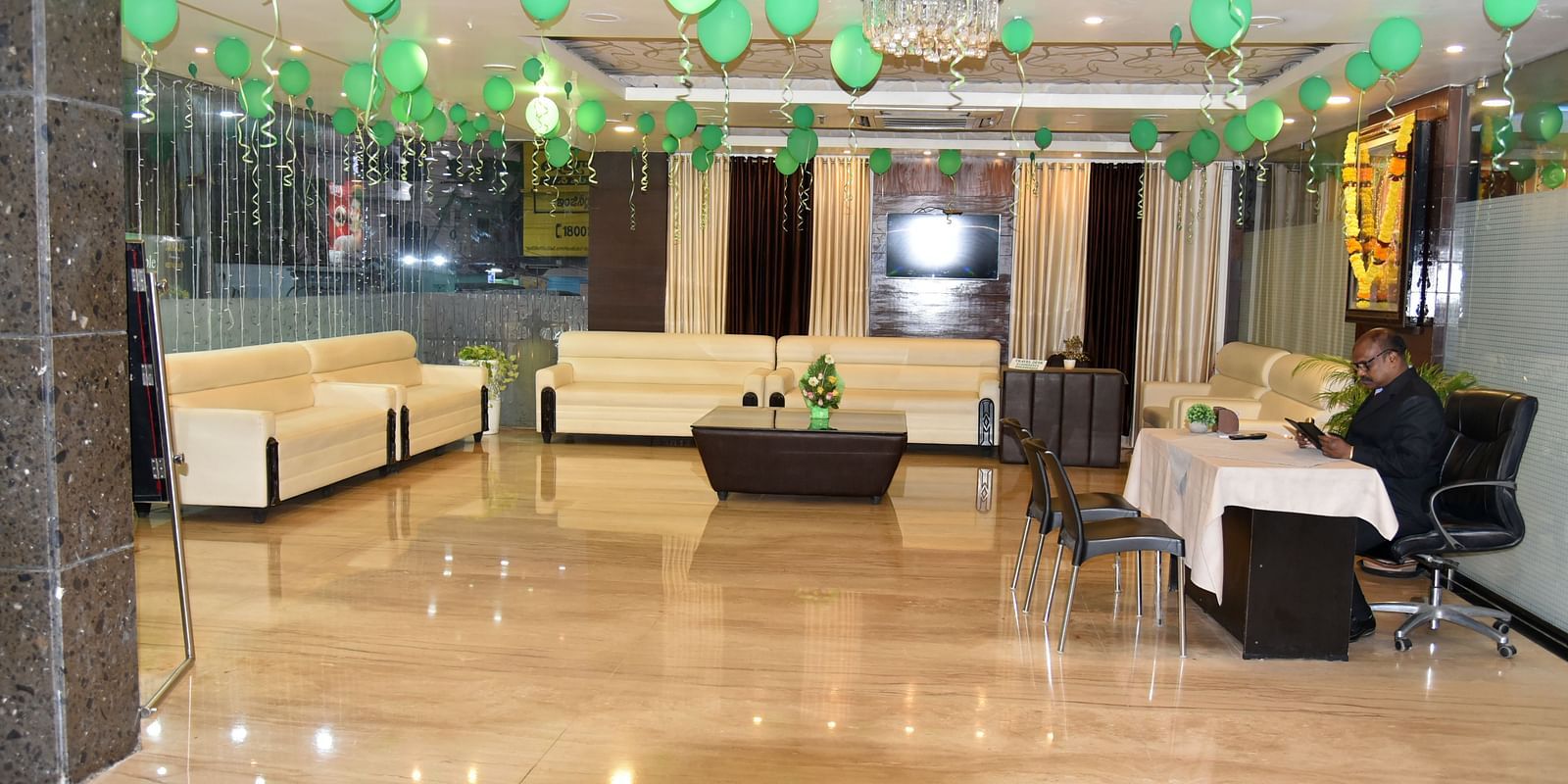 Lobby area with sofas and ballons on the ceiling at Hotel Green apple