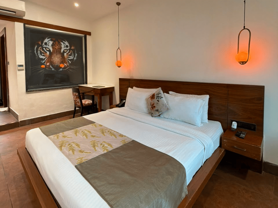 Skyline by Miraya, Club Premium, Bed with artwork and bedside pendants