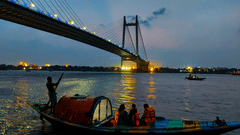 boats under howrah bridge