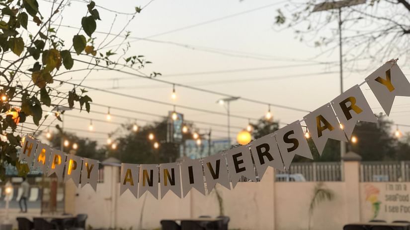 Happy anniversary written on a string