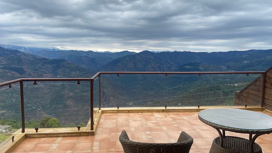 outdoor sitting area overlooking picturesque valley - Aranya Himalayan Retreat, Mashobra