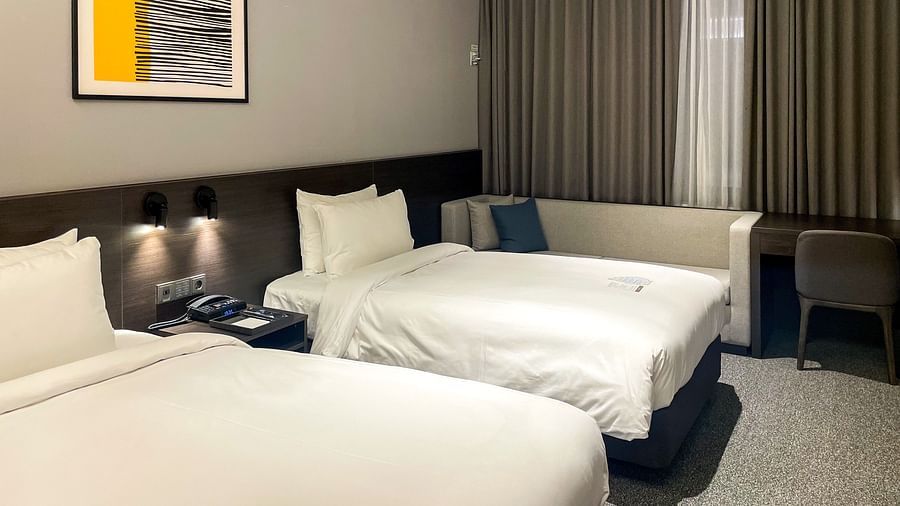 view of the deluxe room with twin bed