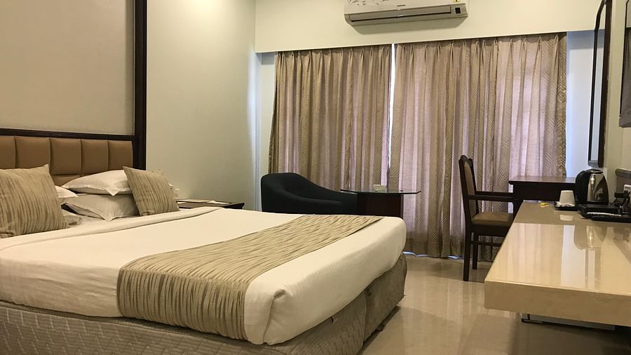 Deluxe Rooms Hotel Kohinoor Park Prabhadevi Mumbai 4