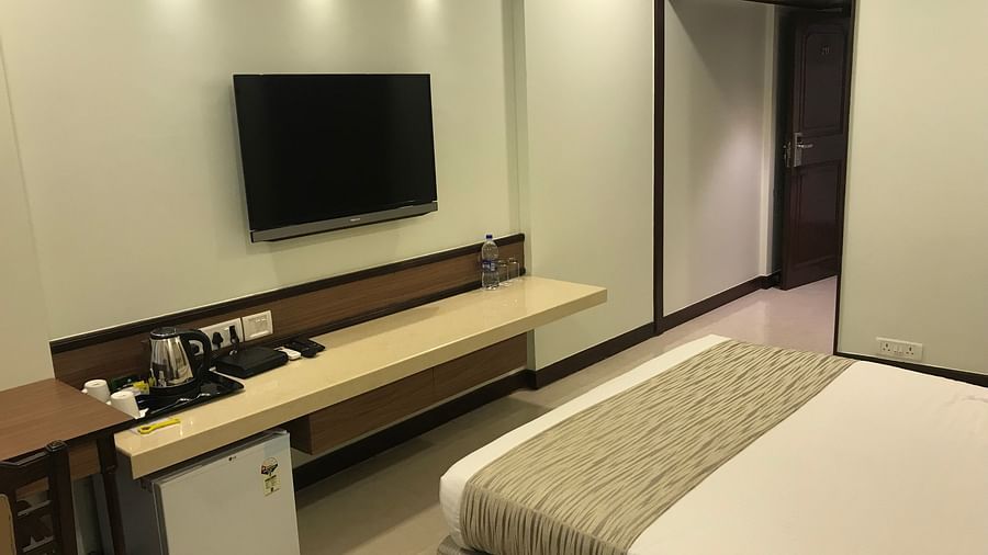 Deluxe Rooms Hotel Kohinoor Park Prabhadevi Mumbai 5