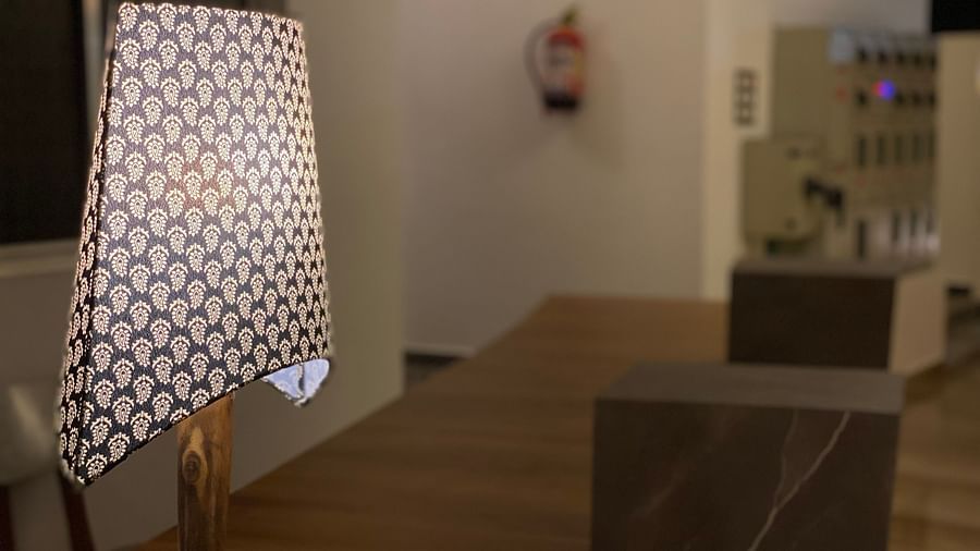 Image of a beautiful lamp in the lobby of Le Poshe 