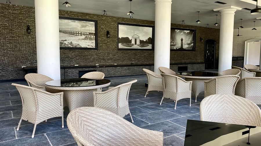 Seating arrangement in the Restaurant with columns