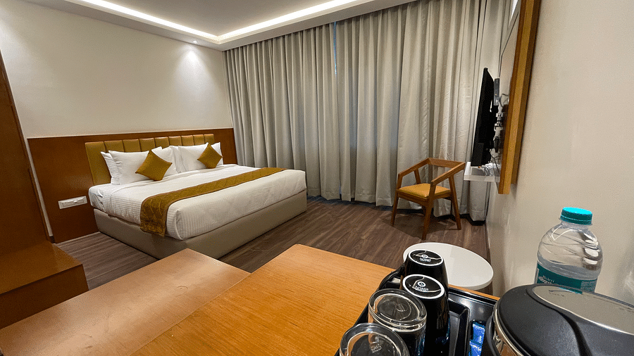 Room with a king size double bed-  Quality Inn Rockwell Grand