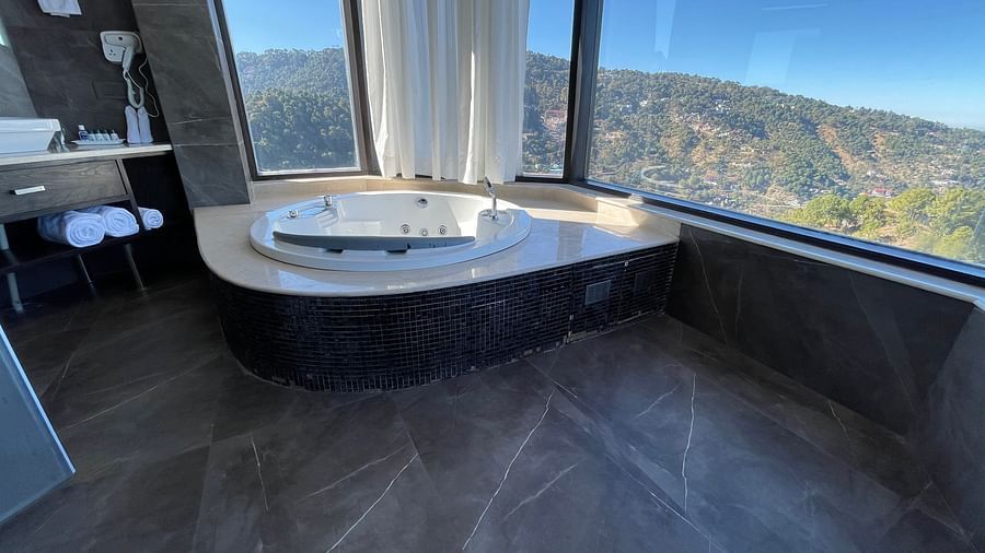 Rosetum Kasauli - Jacuzzi in the King suite