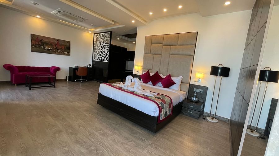 Rosetum Kasauli - Sofa and king size bed in king suite