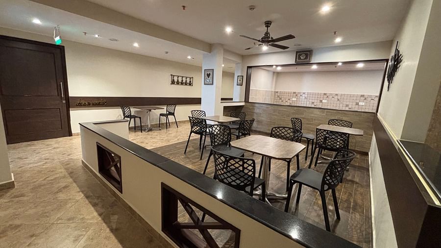 Dining seating at Gossip Corner surrounded by a counter. - Still Waters, Varkala