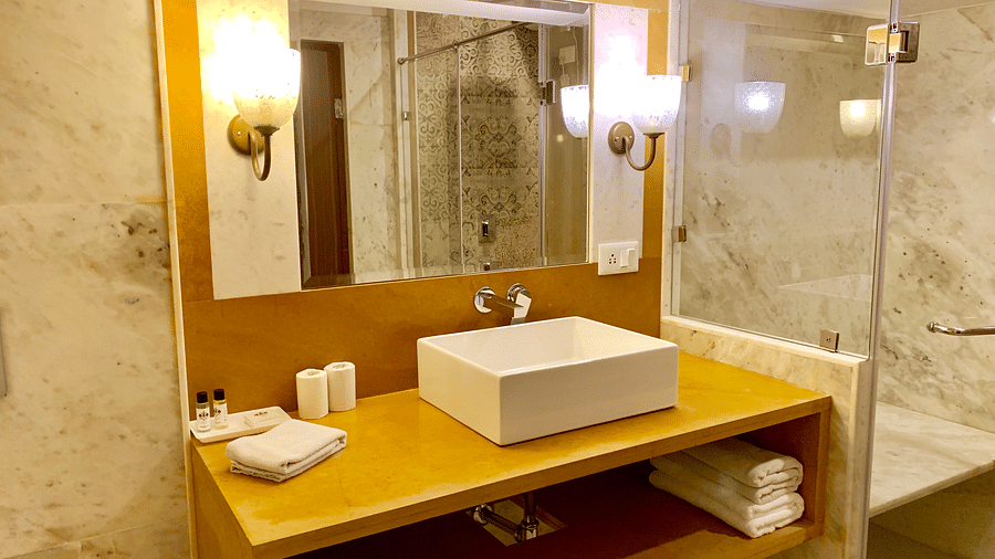 Bathroom of the Deluxe Triple room at Suryaa Villa Jaipur