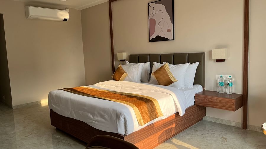 A bedroom at VITS Satyajeet Karad featuring a plush bed and air-conditioning