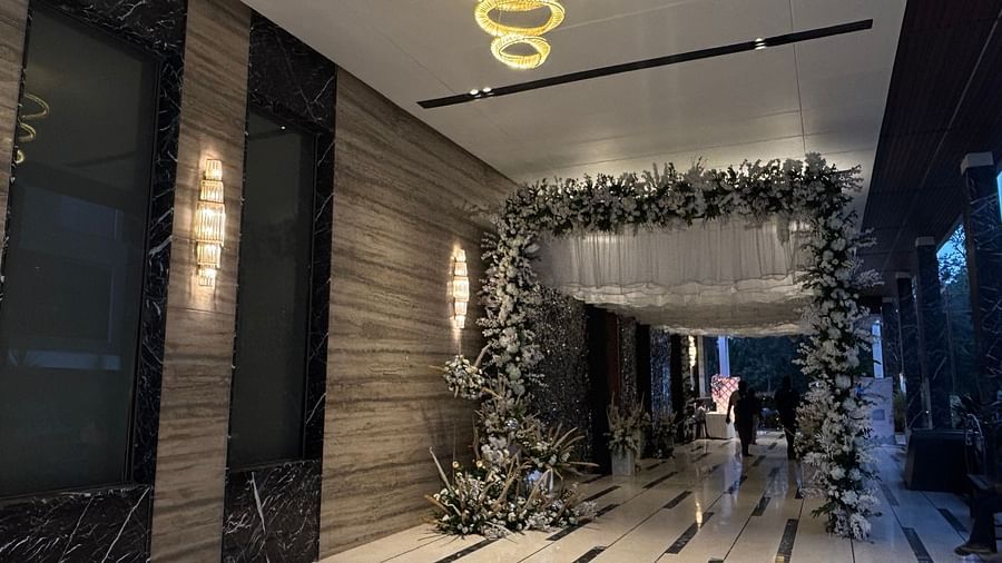 Well-Decorated Corridor Featuring Flowers and Chic Lighting