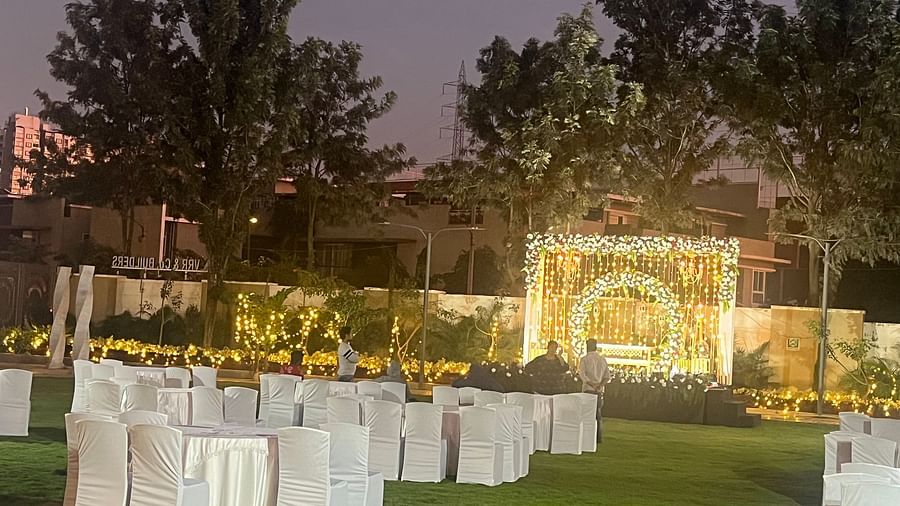 Luxurious banquet hall with crystal chandeliers and accents  | VRR Astoria Hotel and Conventional Centre