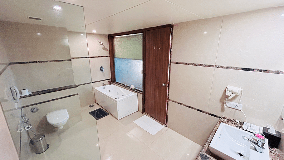 SUITE BATHROOM