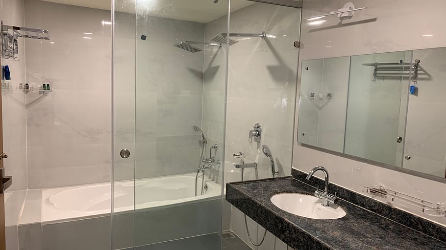 PR SUITE BATH ROOM1