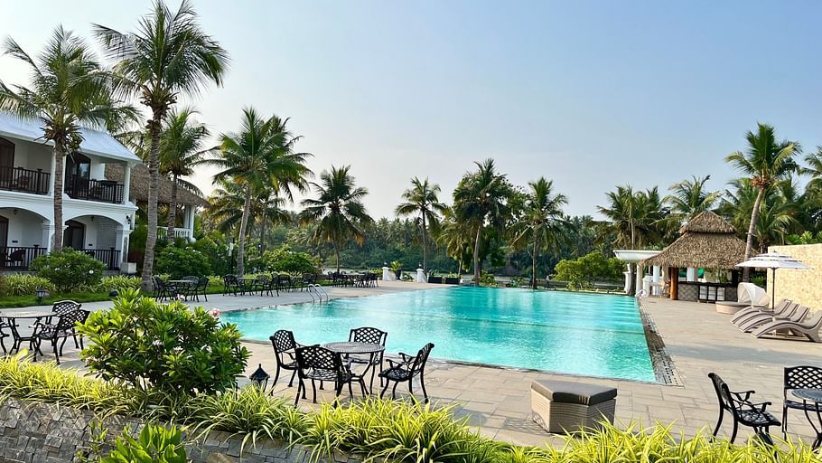 infinity pool at Lagoon De Pondy
