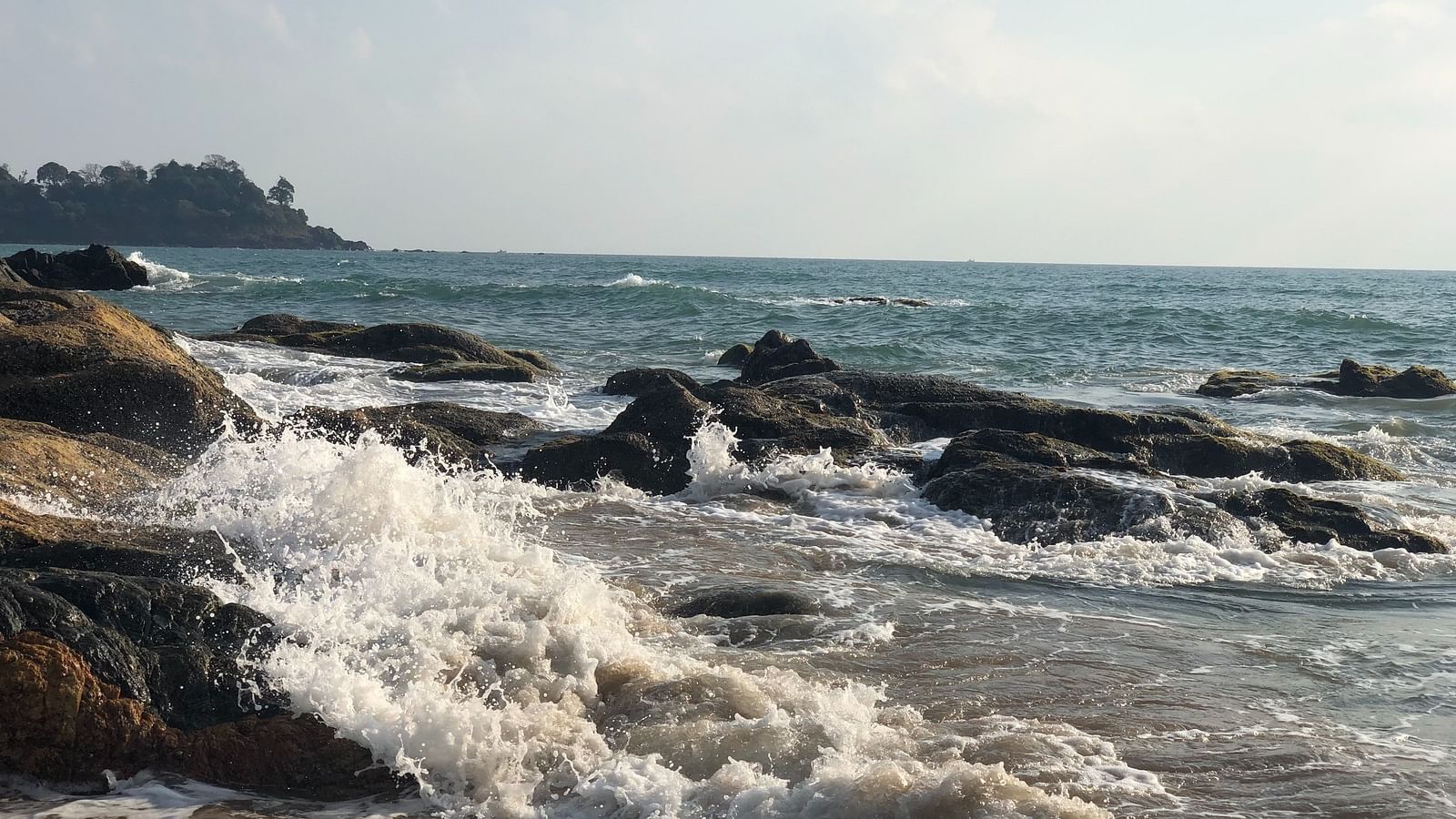 sea currents making the water overlap on the rocks on the beach