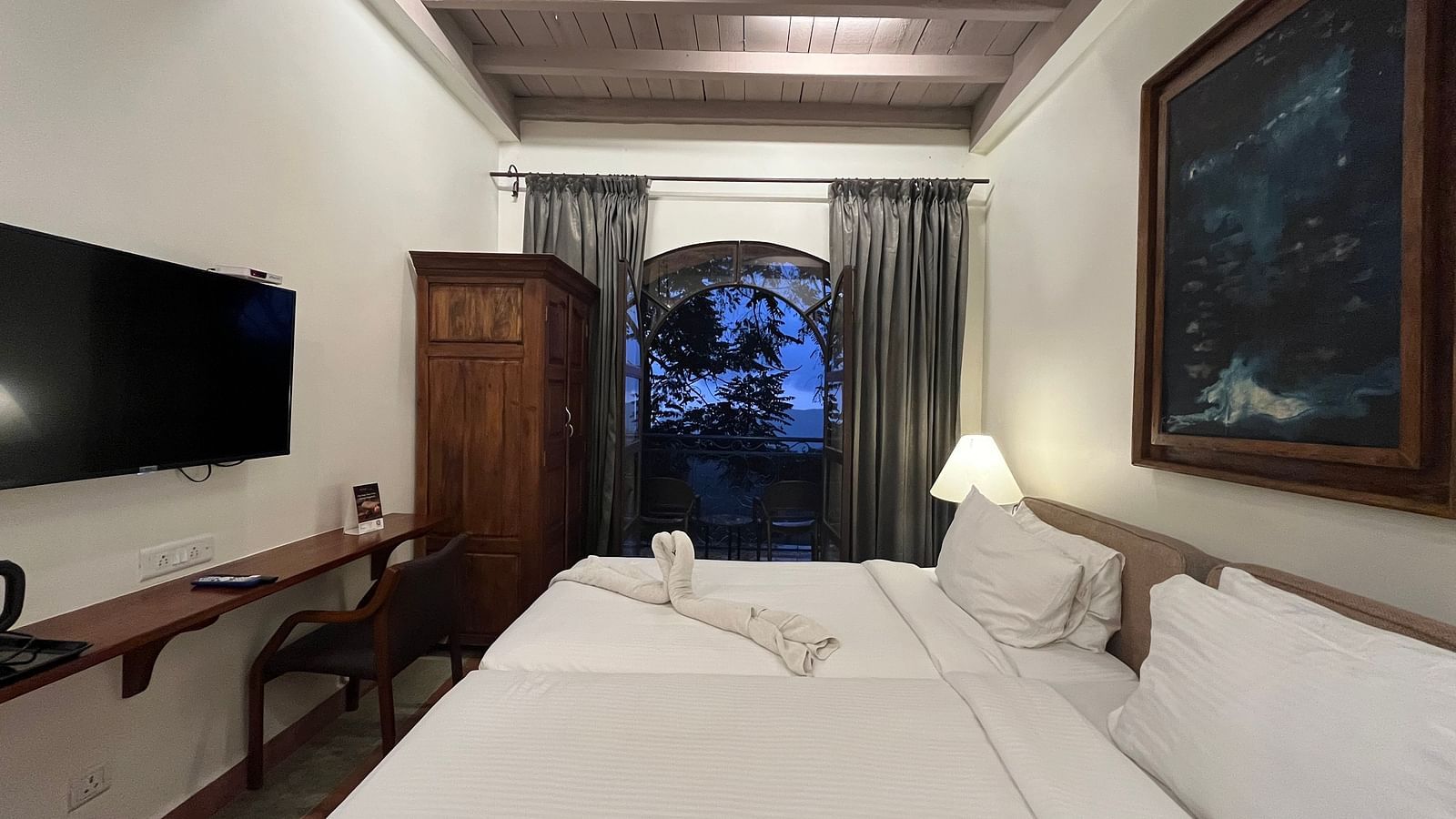 Side view of twin beds in the bedroom | Mango Hill, Yercaud