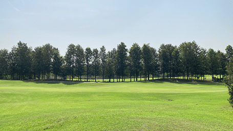 An overview of the golf course with trees in view - Karma Lakelands.