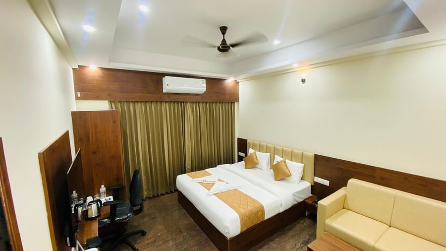 Well-furnished room with soft lighting and plush bedding for a serene stay at Hotel Sahara Tree.