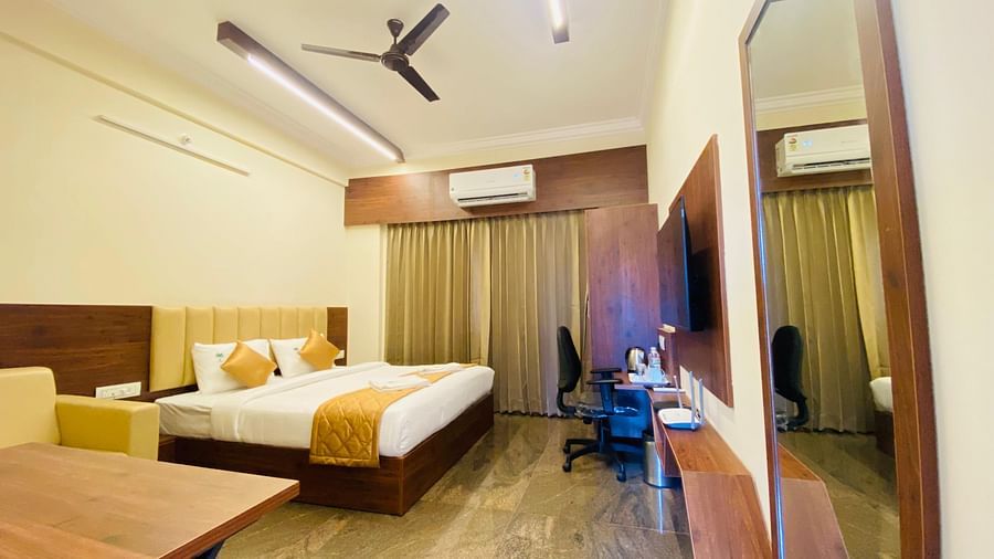 Bright double room featuring practical workspace and warm décor at Hotel Sahara Tree.