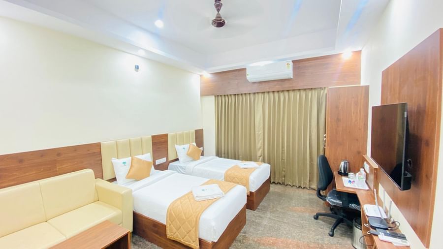 Spacious twin-sharing room with elegant finishes and modern amenities at Hotel Sahara Tree.