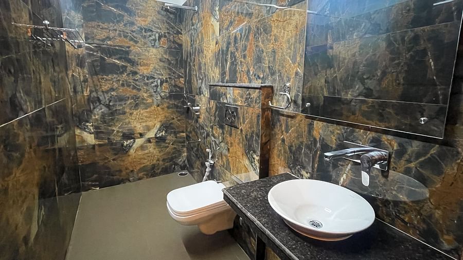 Washroom of Lake Facing Cottage room at Himalaya Hotel, Nainital