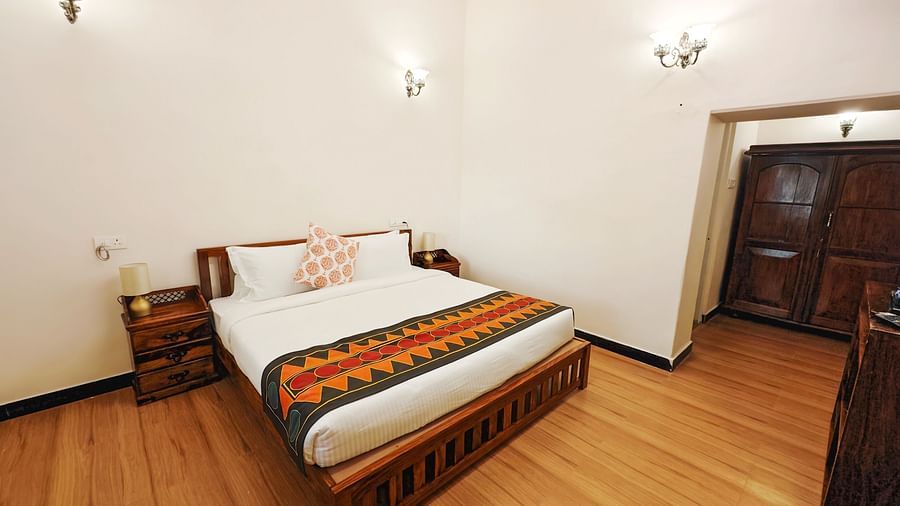An overview of the Cambridge Room with a double bed at Ibex Stays & Trails, Coonoor (Leewood).