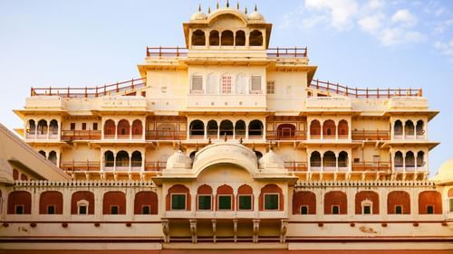 facade image of a Mahal with many windows