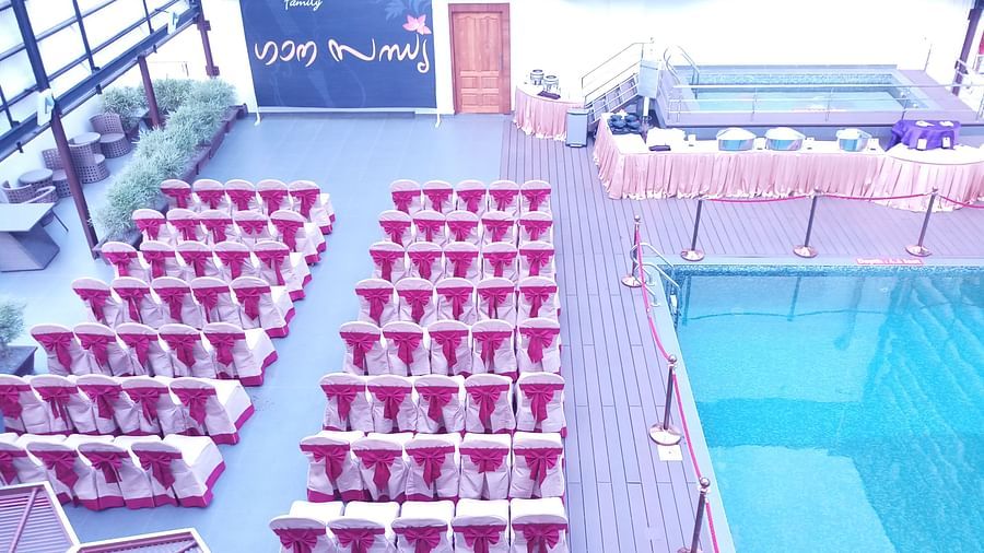 Poolside restaurant- couldwood