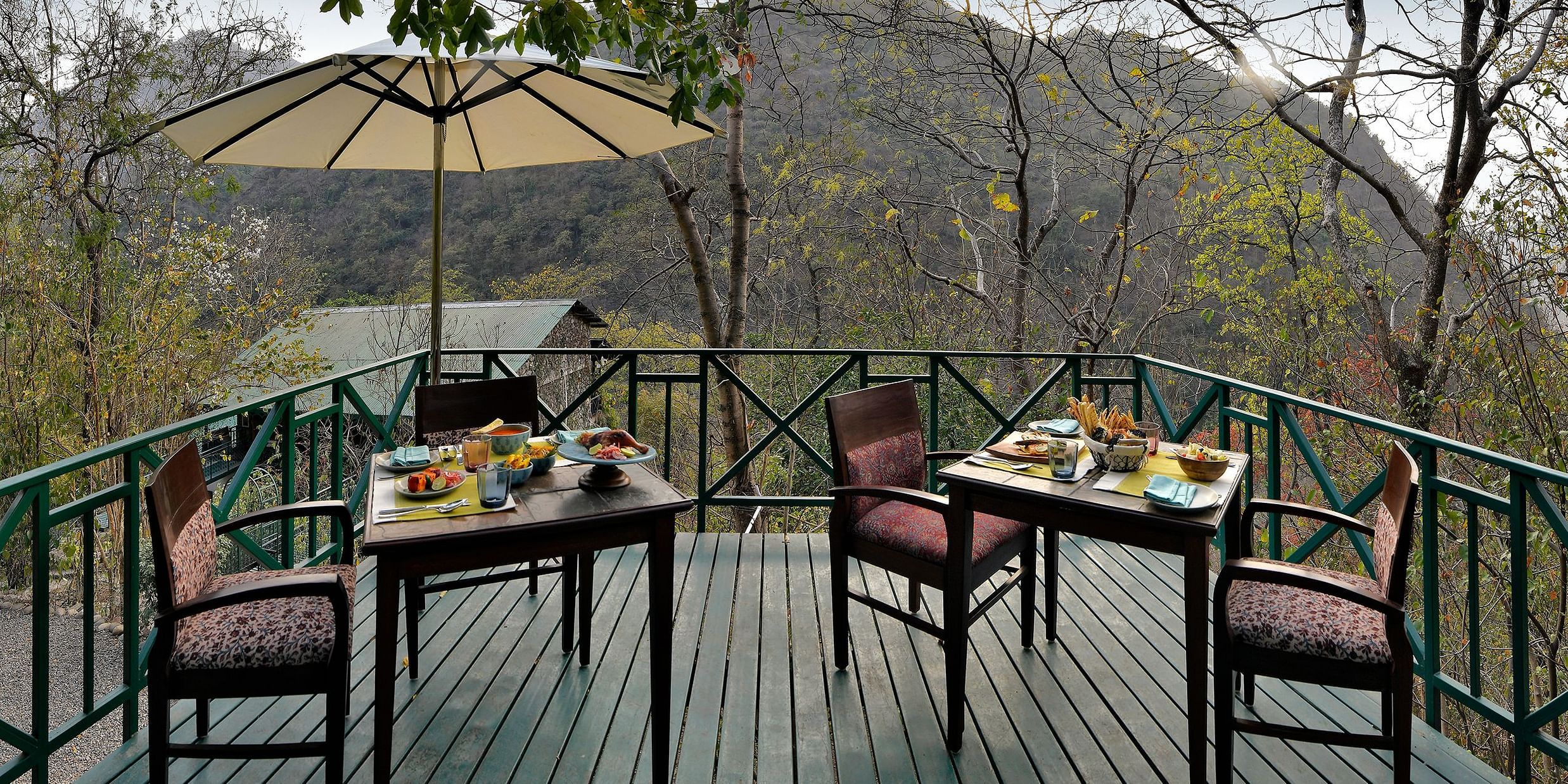 Outdoor breakfast arrangement near the Ganges