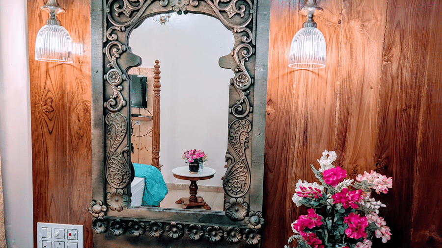 A beautiful mirror in the pool side cottage at dip holidays