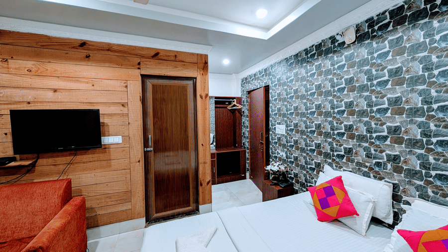 full view of the standard room at dip holidays featuring a wall mounted tv